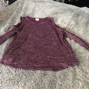 Maroon cut out shoulder shirt